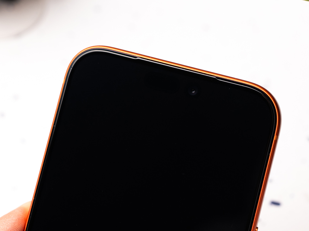 zakrytí sluchátka tvrzeným sklem iPhone 17 Pro Max